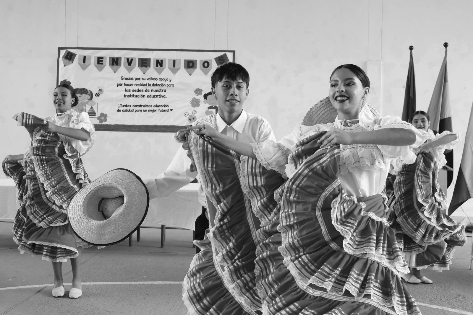 Estudiantes en muestra de danza folclórica