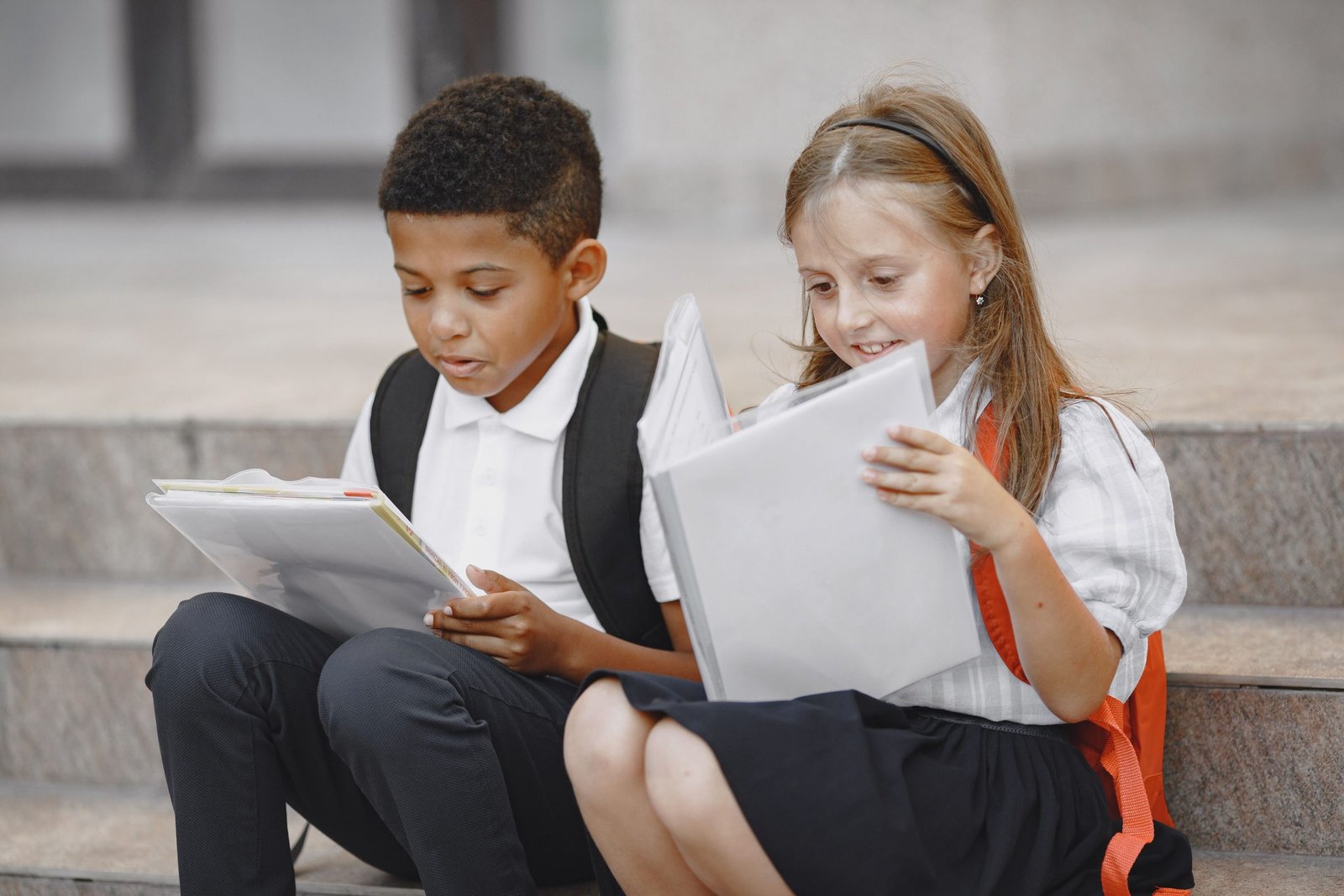 Niños leyendo juntos